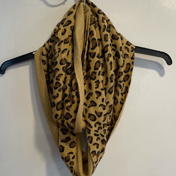 Cheetah print infinity scarf - Picture 2 of 4